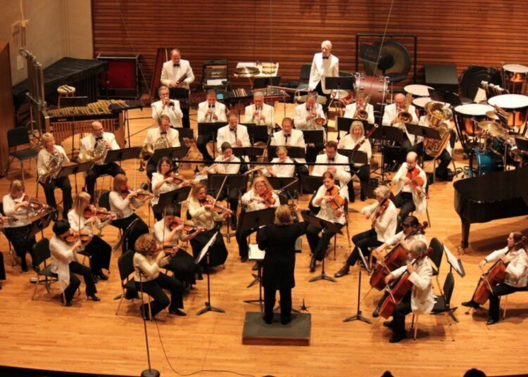 A orquestra realiza o desempenho no palco.