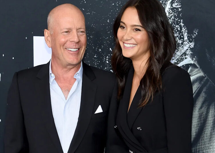 Como Bruce Willis conheceu a esposa Emma Heming Willis - e por que ela estava uma 'bagunça suada'