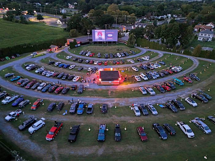 Como o romance e uma viagem levaram à compra do teatro drive-in mais antigo do mundo