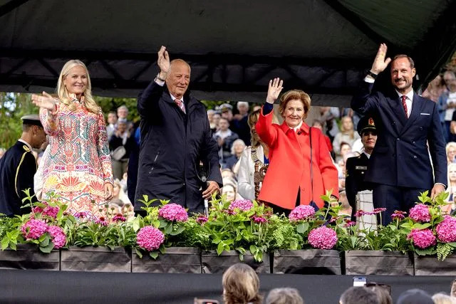 Crown Princesa Mette-Marit, da Noruega, fala após a limpeza do cronograma real em meio à batalha de saúde