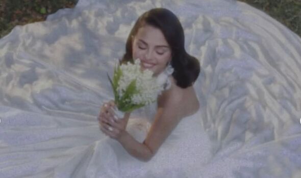 Custo da moderna jóias de nupcial elegantes de Selena Gomez expostas - Notícias de celebridades - entretenimento