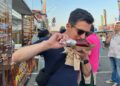 O escritor de viagens de Globe Christopher Muther comendo uma perna de peru no Big E. do ano passado