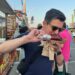 O escritor de viagens de Globe Christopher Muther comendo uma perna de peru no Big E. do ano passado