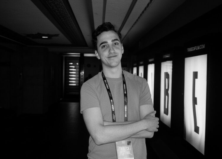 Daniel Robbins dirigindo para Funny or Die & Riverside