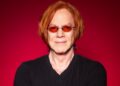 Danny Elfman para escrever uma música tema para a série animada Winnie-the-Pooh