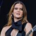 Decote ousado de Maren Morris e vestido de fenda alta exige uma tomada dupla