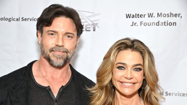 Denise Richards sai em todo o preto em meio a divórcio volátil