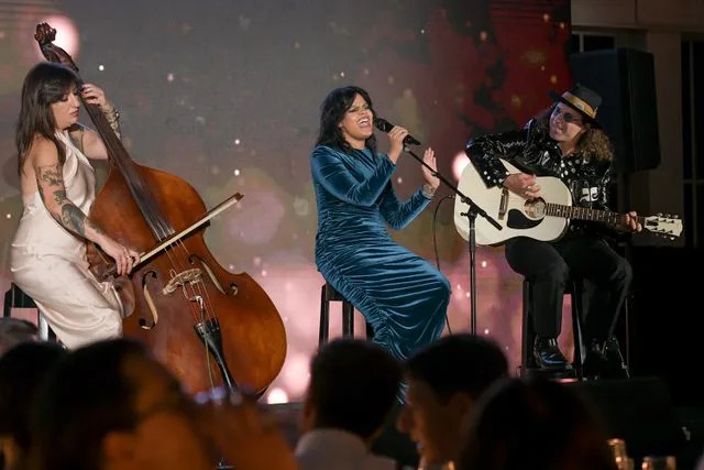 Dentro da gala emocional 2025 APJ com Fefe Dobson, Amanda Brugel, Emily Hampshire e mais