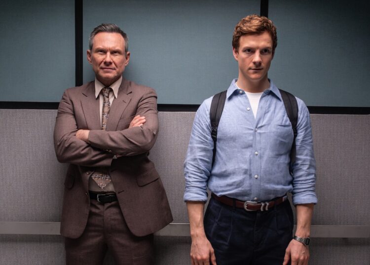 Christian Slater (Harry Morgan) e Patrick Gibson (Dexter Morgan) em "Dexter: pecado original."