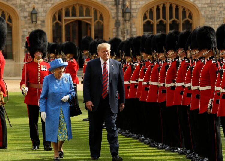 Do beijo de Carter ao passo a frente de Trump: gafes presidenciais em direção à realeza britânica
