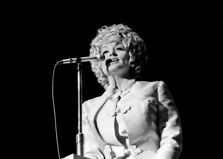 Dolly Parton adia a próxima aparência de Las Vegas, cita 'desafios de saúde'