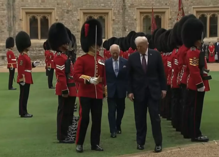 O rei parecia irritado por estar andando para trás (Sky News)