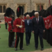 O rei parecia irritado por estar andando para trás (Sky News)