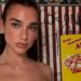 Dua Lipa Rocks Satin Bra Look que vai impedi-lo no meio da rolagem