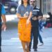 Dua Lipa brilha em uma saia de Gucci laranja floral