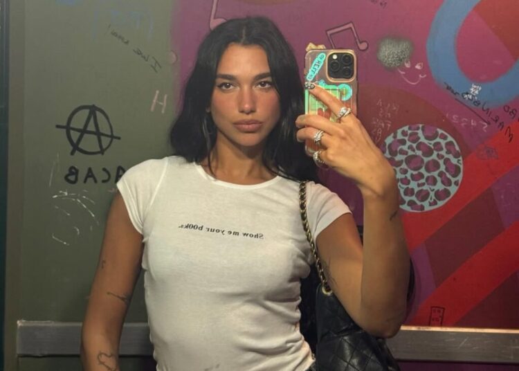 Dua Lipa teria demitido seu gerente depois que ele tentou cancelar raps pró-palestinos em Glastonbury