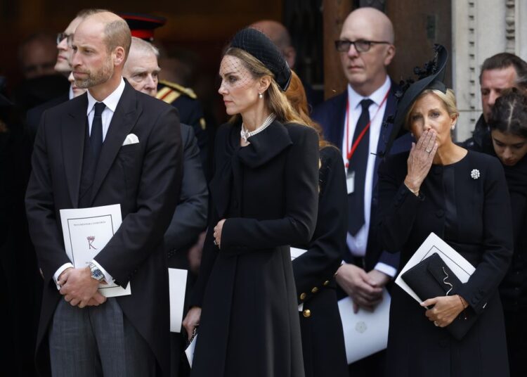 Duquesa de Edimburgo sopra beijo para a duquesa do caixão de Kent seguindo o Royal Funeral