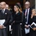 Duquesa de Edimburgo sopra beijo para a duquesa do caixão de Kent seguindo o Royal Funeral