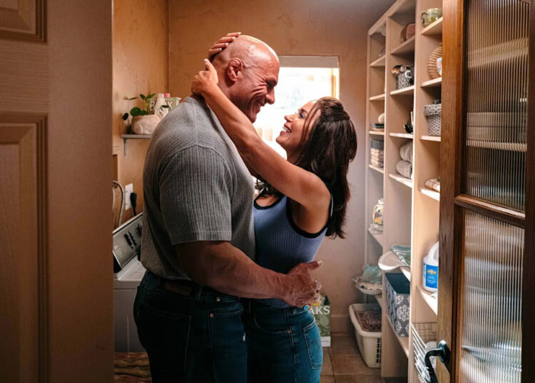 Dwayne Johnson captura o espírito de um lutador em 'The Smashing Machine'