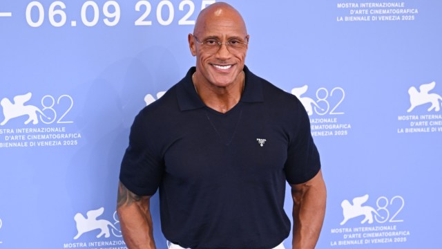 Dwayne Johnson parece nítido enquanto estreia a transformação da perda de peso