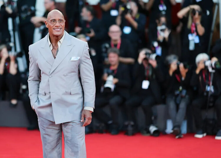 Dwayne Johnson revela um novo visual em Veneza, chora durante a ovação de pé