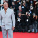 Dwayne Johnson revela um novo visual em Veneza, chora durante a ovação de pé