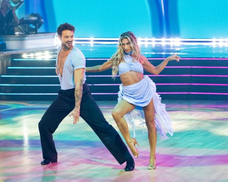 Dylan Efron e DWTS Pro Partner Daniella Karagach's ABS em exibição em vídeo de treinamento