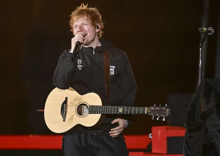 Ed Sheeran lança 'Play' Album, 'Câmera' Video
