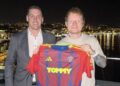 Ed Sheeran leva para casa camisa dividida Hajduk da Croácia