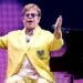 Elton John assusta os fãs com fotos do hospital acamado