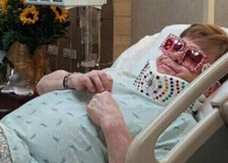 Elton John compartilha snaps na cama do hospital enquanto a lenda pop correu para o ER - Notícias de celebridades - entretenimento