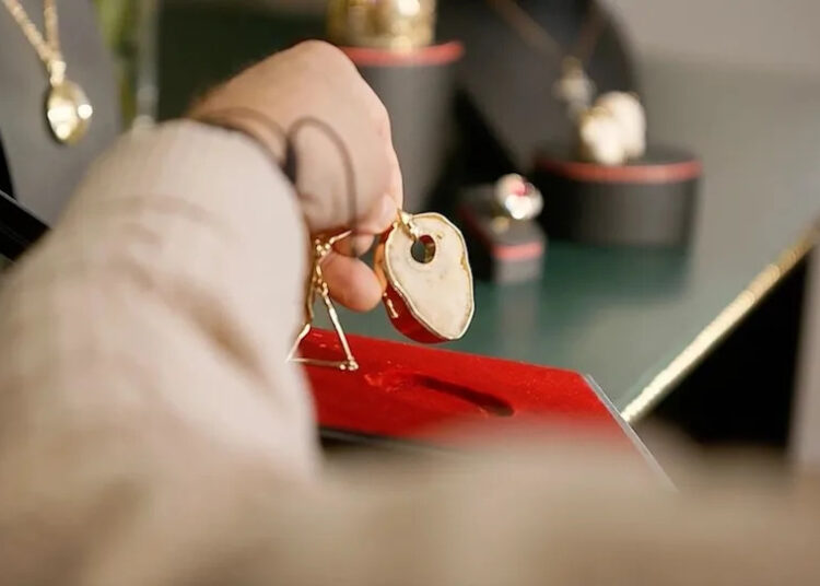 Elton John revela como ele transformou o Kneecaps em jóias de ouro em um novo documentário