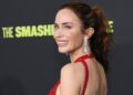 Emily Blunt desliga o tapete vermelho em um vestido sem costas