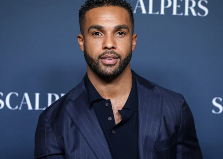 'Emily in Paris' Lucien Laviscount provoca a 5ª temporada: 'Strap in'