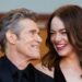 Emma Stone e Willem Dafoe compartilham os lábios enquanto se reúnem