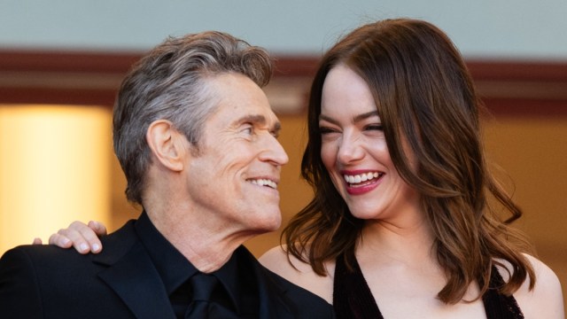 Emma Stone e Willem Dafoe compartilham os lábios enquanto se reúnem