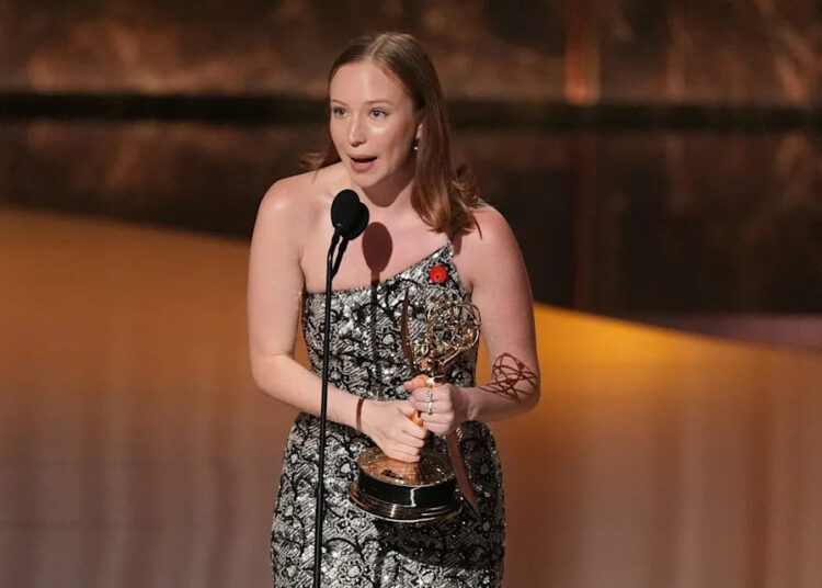 Emmys aceitação de Hannah Einbinder Bleeped enquanto ela bate gelo