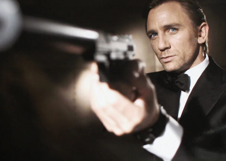 Escritor dos próximos comentários de filmes de James Bond no novo elenco 007