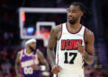 Espere, isso é um jogador do Rockets no palco se apresentando com as tentações?