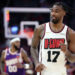 Espere, isso é um jogador do Rockets no palco se apresentando com as tentações?
