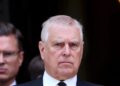 Este é um ramo de azeitona? Príncipe Andrew se junta ao resto da família real na duquesa do funeral de Kent