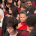 Este vídeo viral de Selena Gomez fofocando com seu noivo Benny Blanco no Emmys aparentemente foi decodificado - e está além do saudável