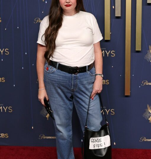 Estrelas de televisão brilham no tapete vermelho Emmys