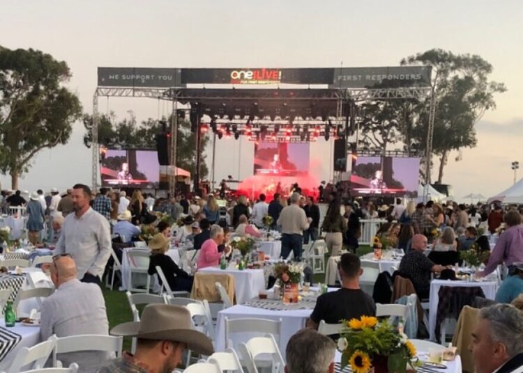 Estrelas e celebridades musicais saem para concerto para apoiar os socorristas do condado de Santa Barbara