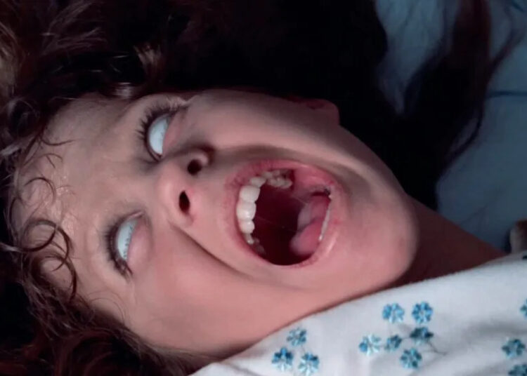 Eu assisti o exorcista com minha filha adolescente, e sua reação diz muito sobre como o horror mudou