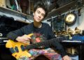“Eu me preparei o desafio de fazer um álbum completo, usando quase inteiramente o violão de cinco cordas, em apenas quatro dias”: o novo álbum de Polymath Virtuoso Jacob Collier é uma carta de amor para o violão-e afins alternados