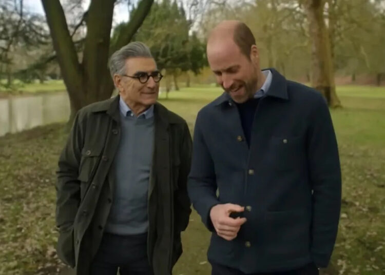 Eugene Levy recebe a Royal Scoop enquanto conversam com o príncipe William em 'Relutante Traveler'