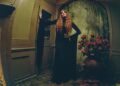 FLORENCE + A MÁQUINA Visualize a nova música Raw 'One of the Greats'