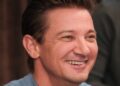 Facas de Jeremy Renner de 3 anos em seu primeiro filme após acidente de quase morte