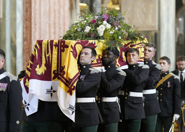 Família real frequenta a duquesa do funeral de Kent